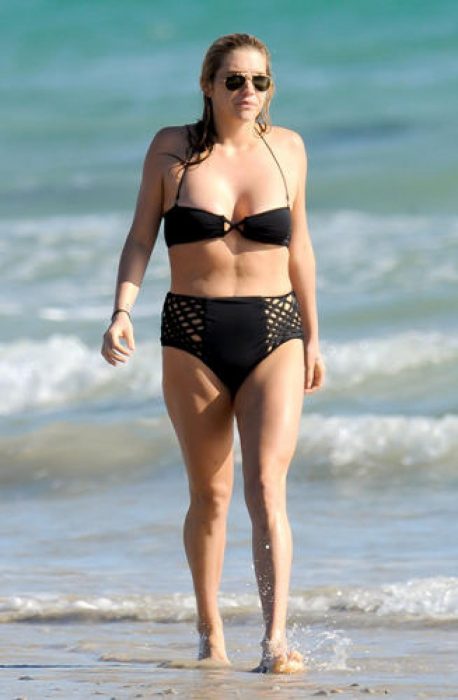 Kesha en la playa mostrando su cuerpo 