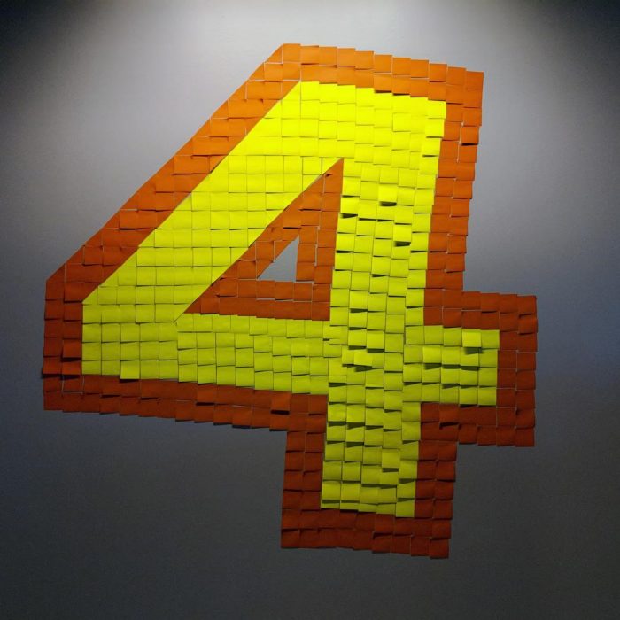 numero 4 formado con post-it