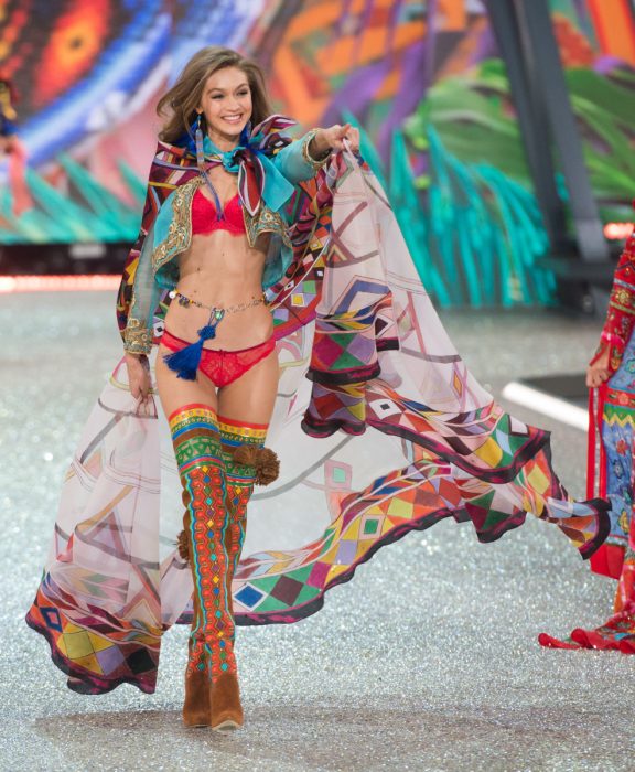 Gigi Hadid desfilando por la pasarela de victoria secret 