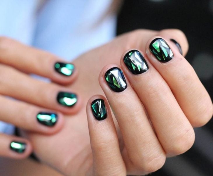 Uñas de vidrio que lucen como diamantes en color verde con negro