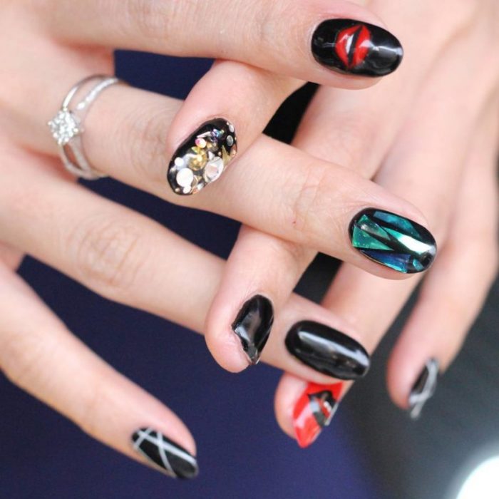 Uñas de vidrio que lucen como diamantes en color negro con rojo