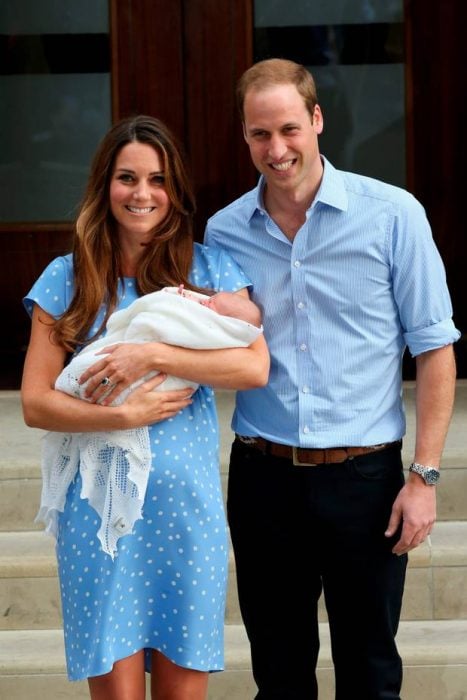 Kate sosteniendo al Príncipe George en 2013
