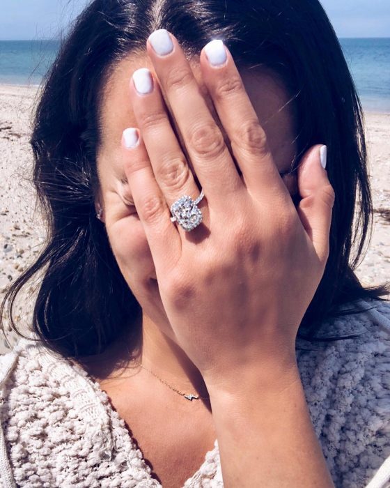 Lea Michele mostrando su anillo de compromiso 