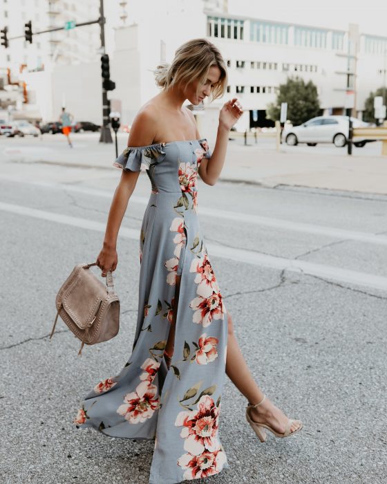 Chica usando un vestido floreado con zapatillas nude 