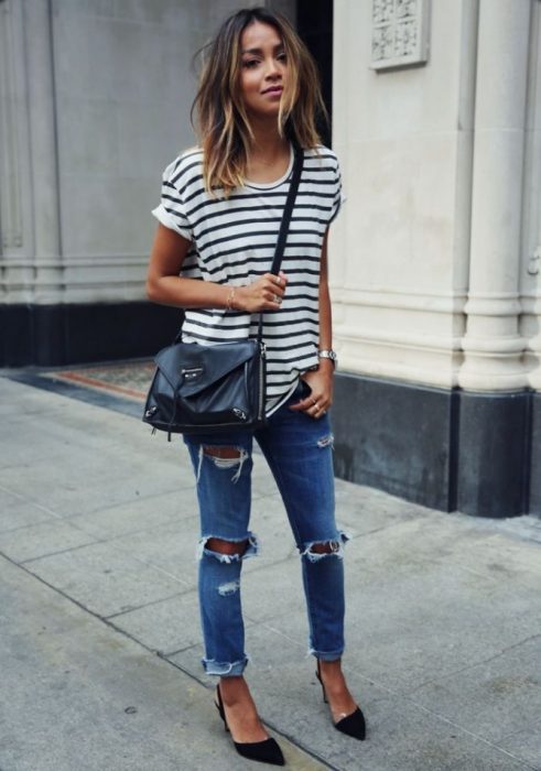 Chica usando jeans y blusa y zapatillas azules 