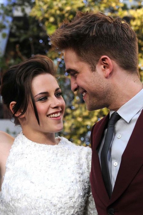 Robert Pattinson y Kristen Stewart abrazados 