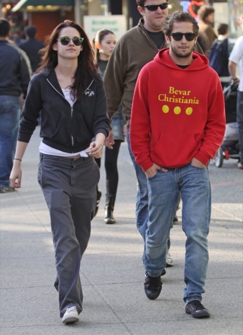  Kristen Stewart y Michael angarano abrazados