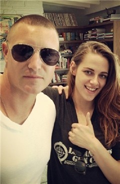  Kristen Stewart y un amigo abrazados 