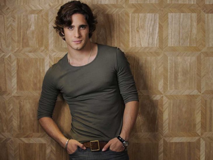 Diego Boneta posando para una sesión de fotos