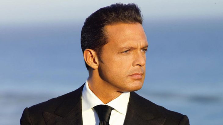 Luis Miguel posando para la portada de un disco 