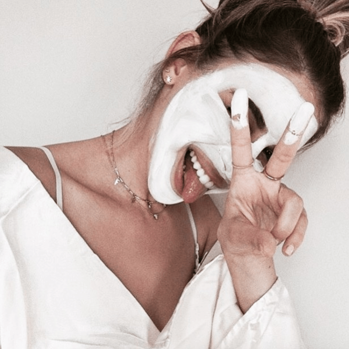 chica con mascarilla