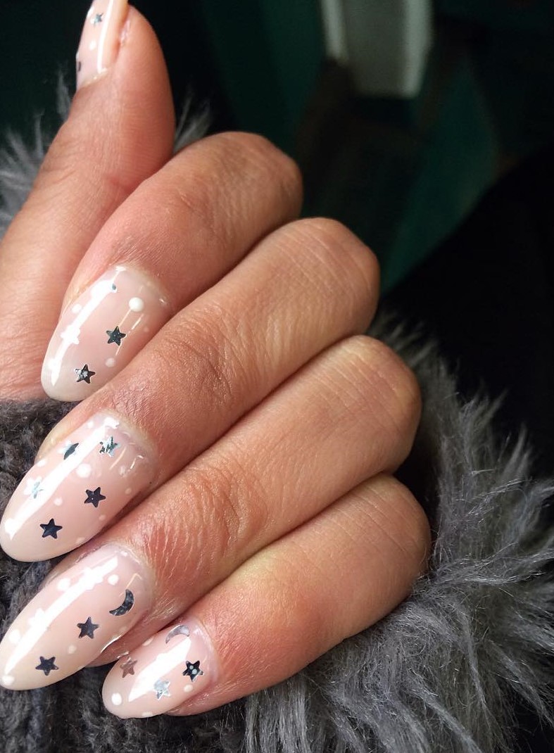 Diseño de uñas espacial con lunas estrellas y satélites  Belleza