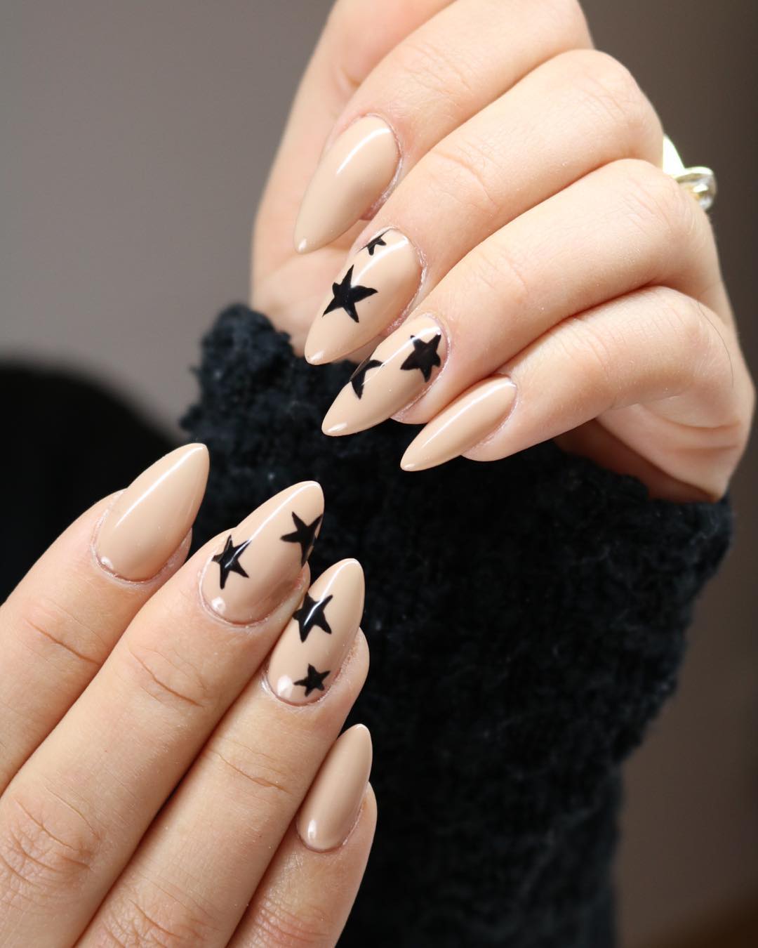 Diseños de uñas con estrellas delicadas