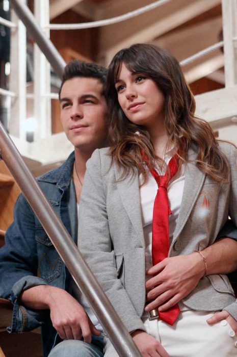 Mario Casas y Blanca Suárez abrazados en la serie el barco 