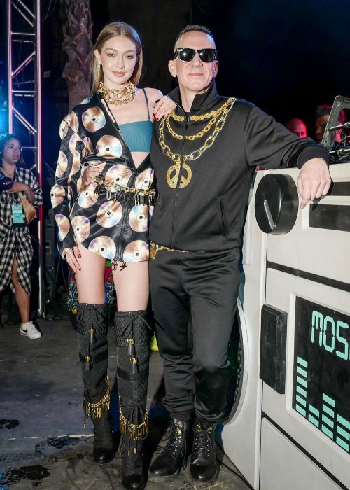 Gigi Hadid en Coachella vistiendo moschino 