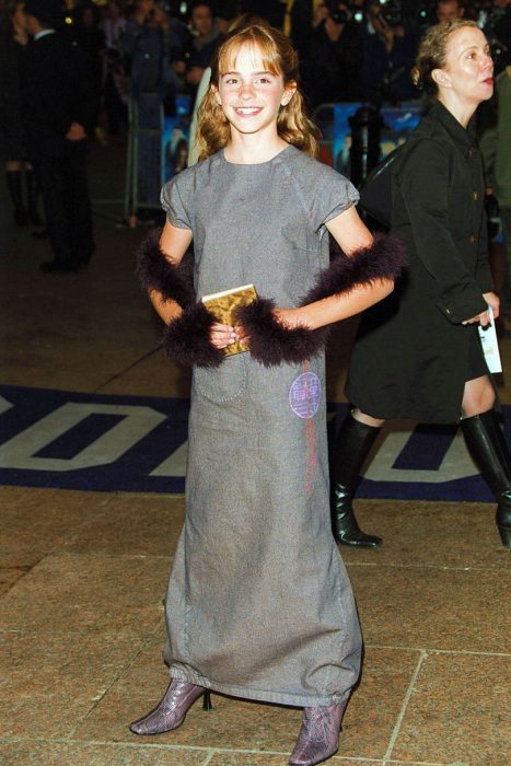 November 2001 emma watson vestido gris