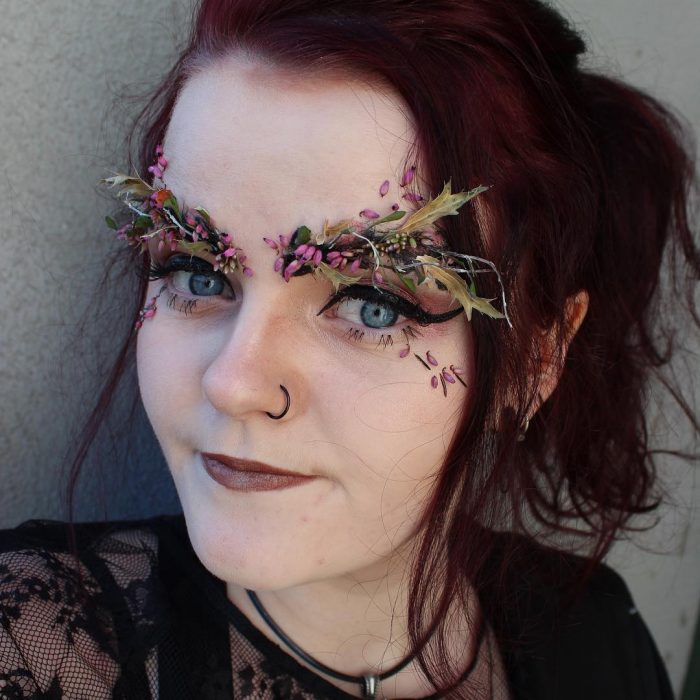 chica con flores en las cejas 