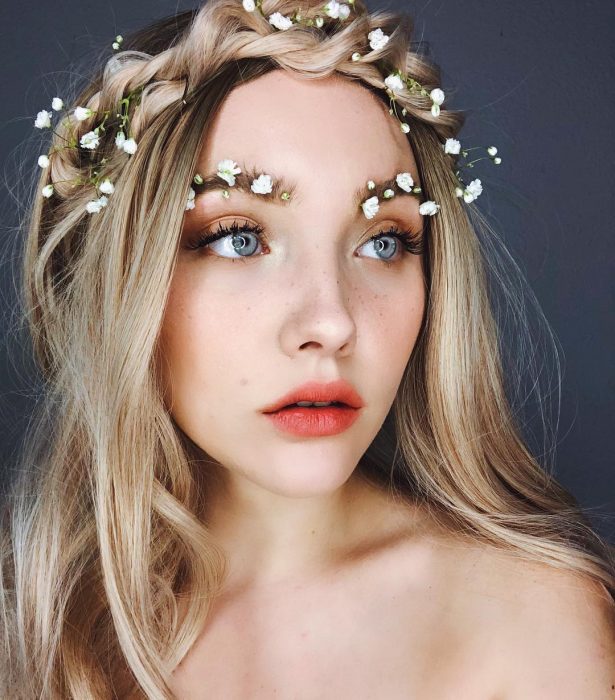 chica usando una corona de flores 