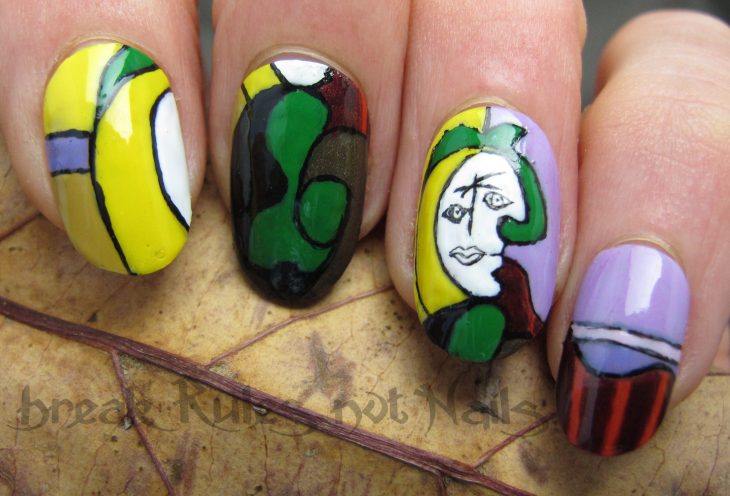 Uñas dibujadas con un cuadro de Picasso 