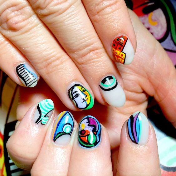 Uñas dibujadas con un cuadro de Picasso 