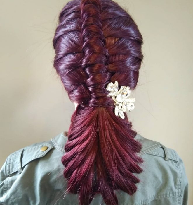 Pipe Braids o trenzas de tubo con una flor de decoración al lado