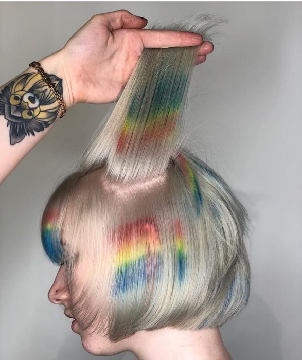 Chica con el cabello teñido con los colores del arcoíris 