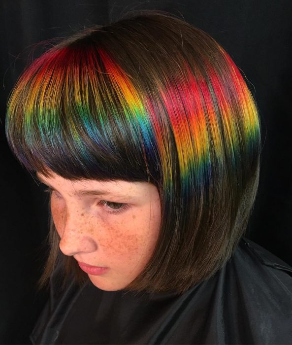 Chica con el cabello teñido con los colores del arcoíris 