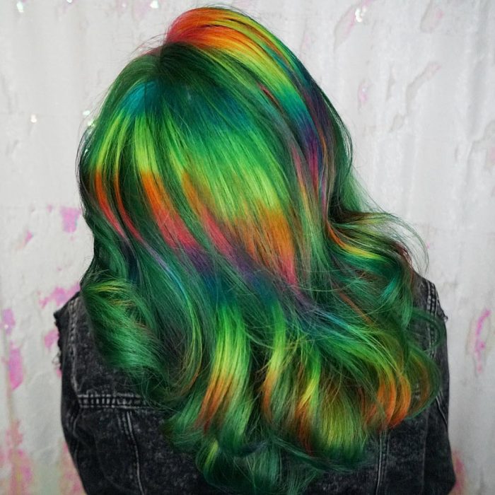 Chica con el cabello teñido con los colores del arcoíris 