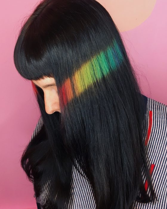 Chica con el cabello teñido con los colores del arcoíris 