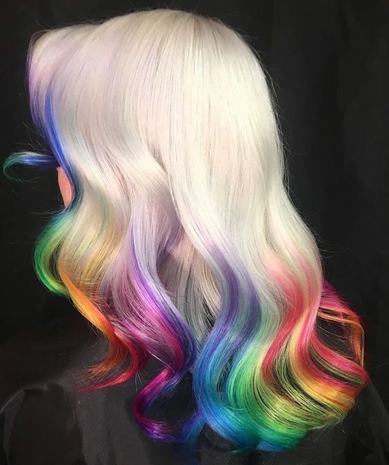 Chica con el cabello teñido con los colores del arcoíris 