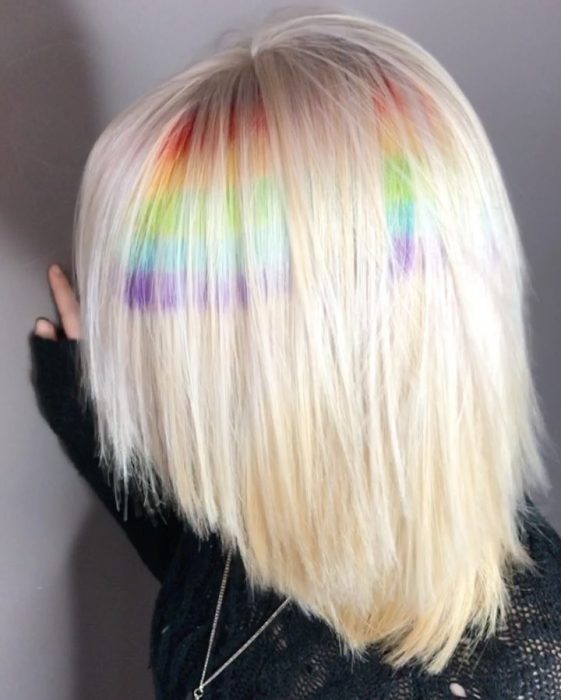 Chica con el cabello teñido con los colores del arcoíris 