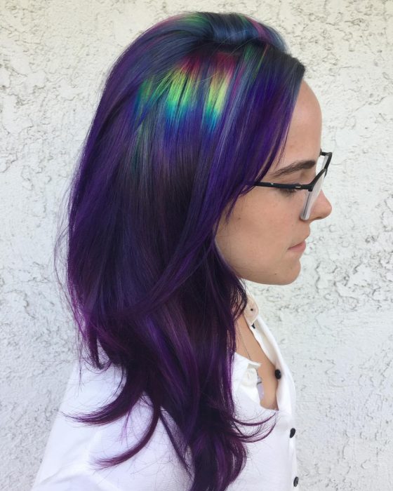 Chica con el cabello teñido con los colores del arcoíris 