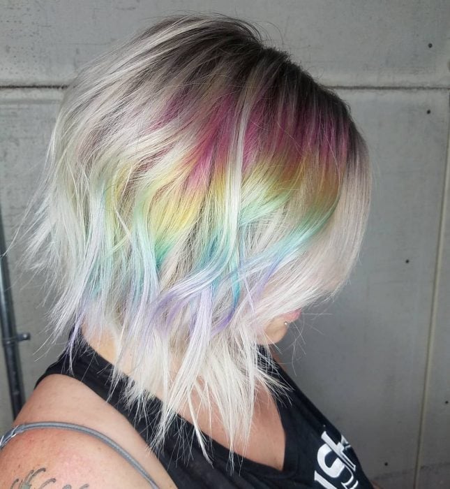 Chica con el cabello teñido con los colores del arcoíris 