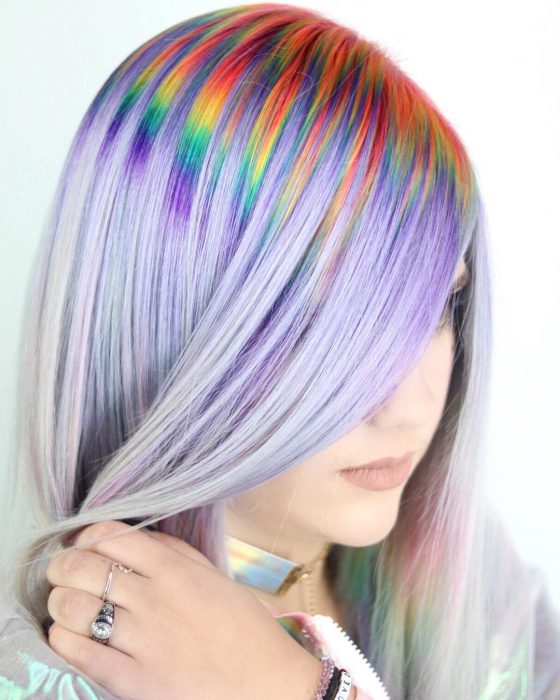 Chica con el cabello teñido con los colores del arcoíris 