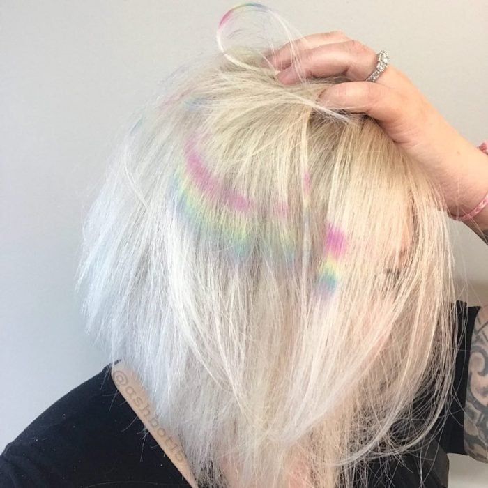 Chica con el cabello teñido con los colores del arcoíris 