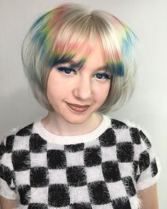 Chica con el cabello teñido con los colores del arcoíris 