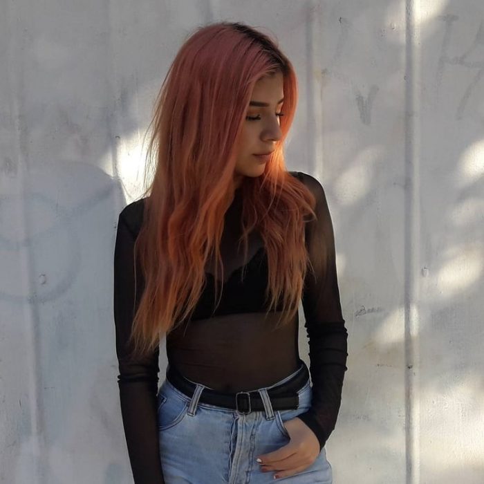 chica usando un crop top oscuro