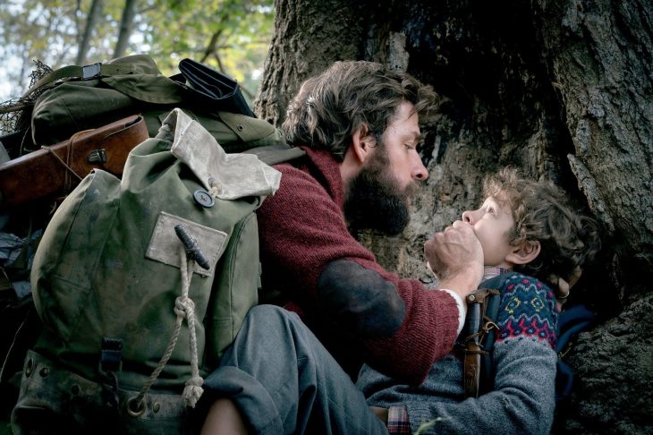 Escena de la película un lugar en silencio, padre callando a su hijo