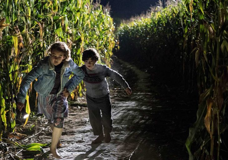 Escena de la película un lugar en silencio, niños corriendo 