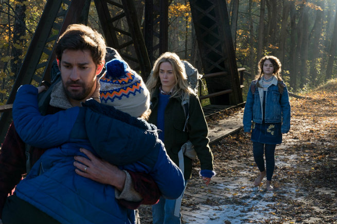 Escena de la película un lugar en silencio, familia caminando por el bosque 