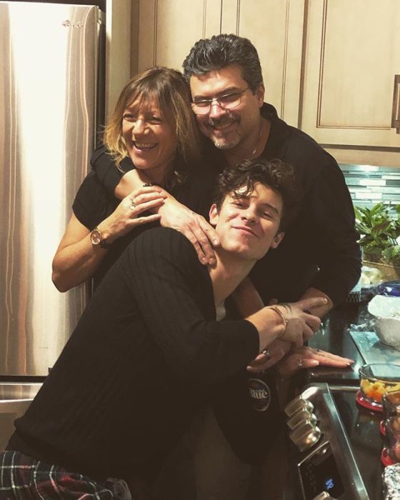 Shawn Mendes y sus papás