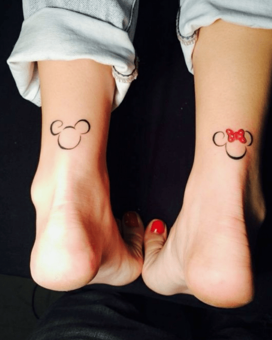 Tatuaje de Disney inspirado en Mickey y minnie 