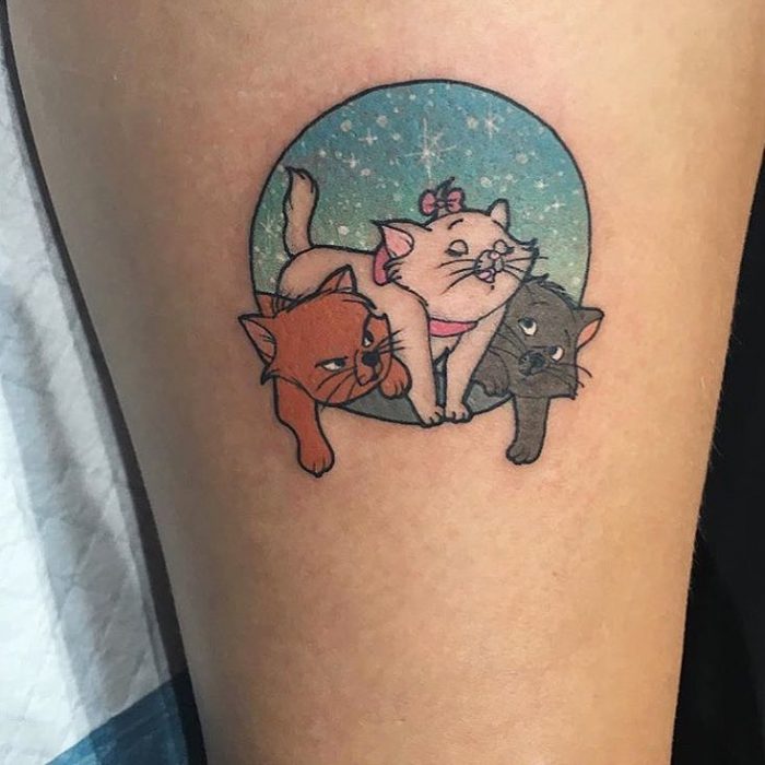 Tatuaje de Disney inspirado en los aristogatos