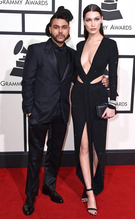 Pareja de famosos en la alfombra roja 