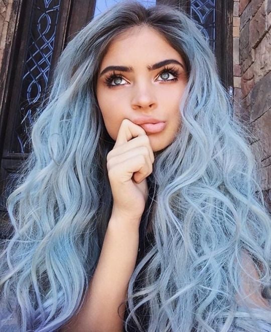 chica con cabello color azul cielo