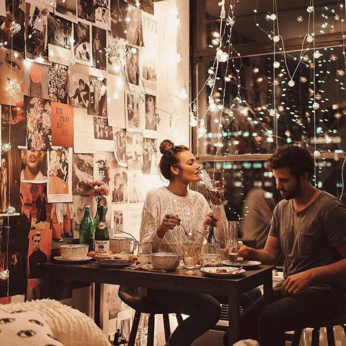 Pareja de novios cenando 