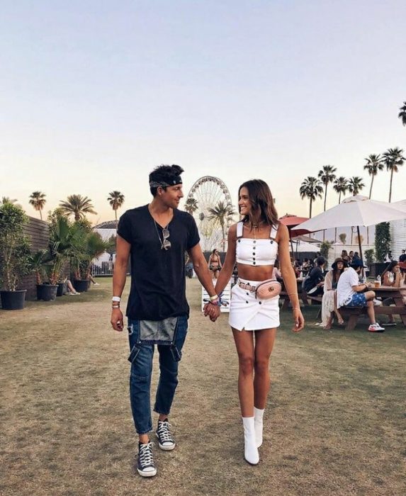 pareja de novios paseando en la feria