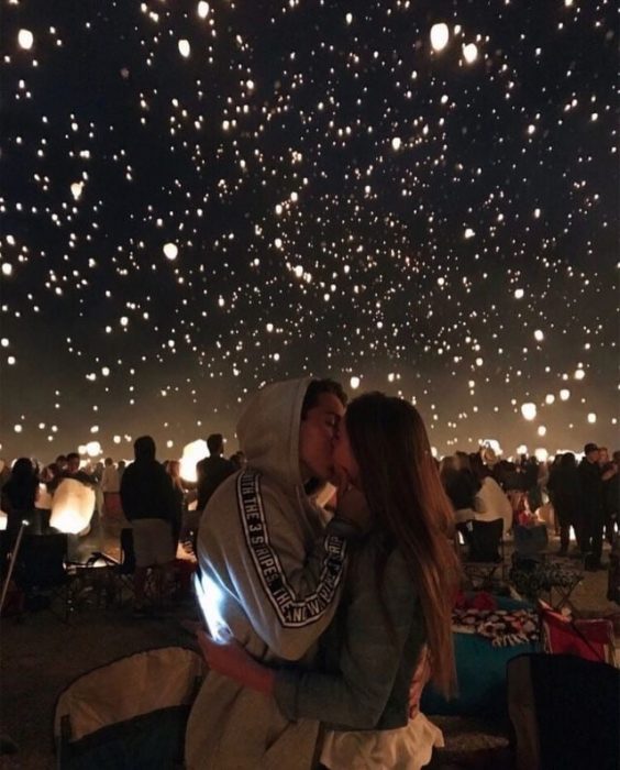 pareja de novios besándose en la playa