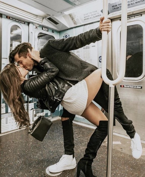 pareja de novios viajando en el metro