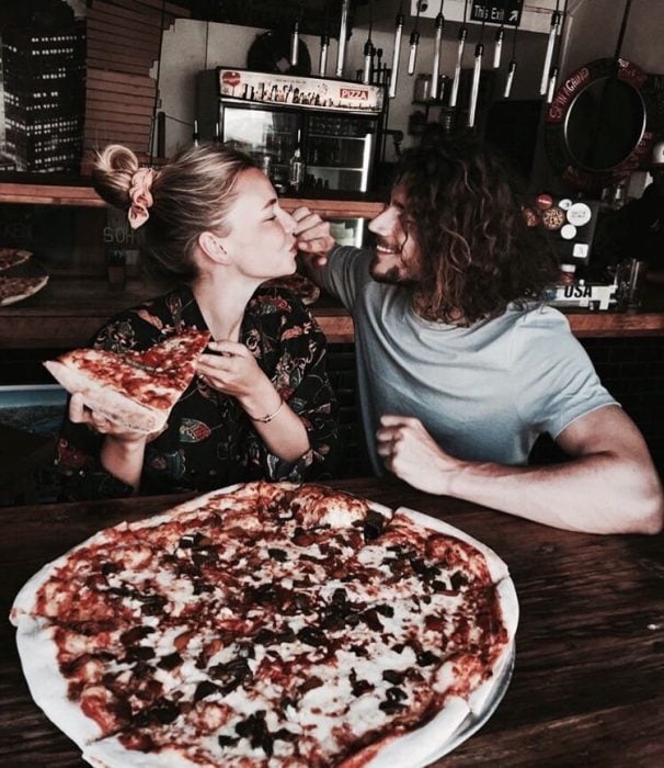 pareja de novios comiendo pizza